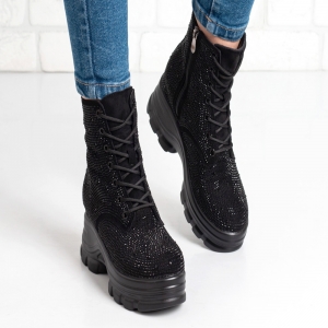 Дамски боти в черно