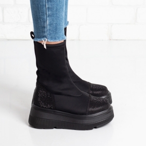 Дамски боти в черно