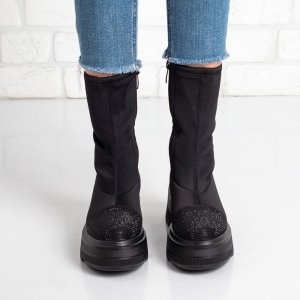 Дамски боти в черно