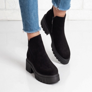 Дамски боти в черно