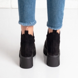 Дамски боти в черно