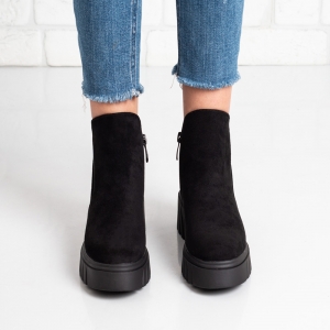 Дамски боти в черно