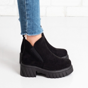 Дамски боти в черно