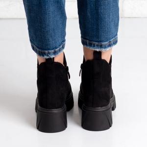 Дамски боти в черно