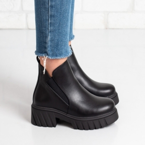 Дамски боти в черно