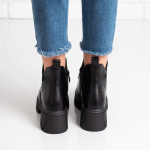 Дамски боти в черно