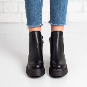 Дамски боти в черно