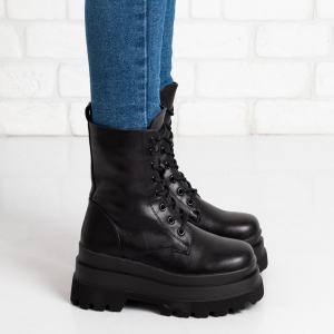 Дамски боти в черно