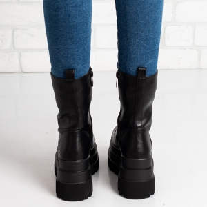 Дамски боти в черно