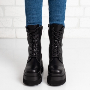 Дамски боти в черно