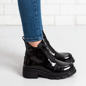 Дамски боти в черно