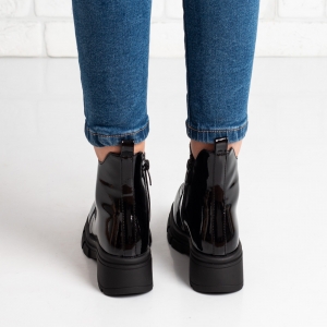 Дамски боти в черно