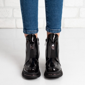 Дамски боти в черно