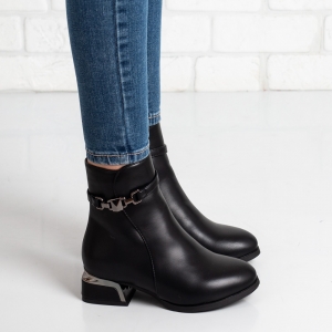 Дамски боти в черно