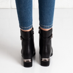 Дамски боти в черно