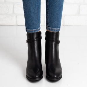 Дамски боти в черно