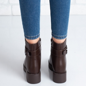 Дамски боти в кафяво Дамски боти в кафяво