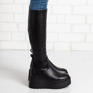 Дамски ботуши на платформа в черно
