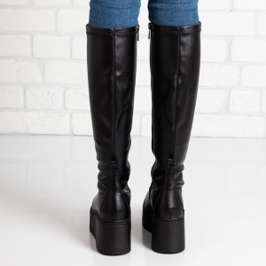 Дамски ботуши на платформа в черно