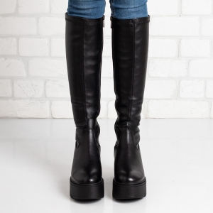 Дамски ботуши на платформа в черно