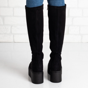 Дамски ботуши на платформа в черно