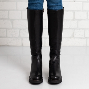 Дамски ботуши в черно