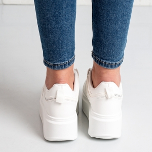 Дамски кецове в бяло и сребристо