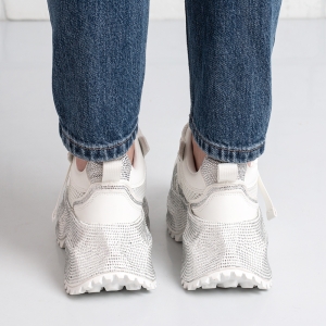 Дамски маратонки в бяло