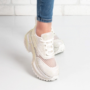 Дамски маратонки в бяло