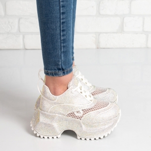 Дамски маратонки в бяло