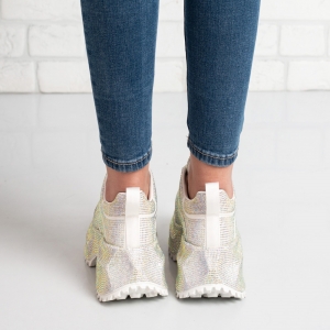 Дамски маратонки в бяло