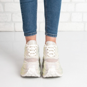 Дамски маратонки в бяло