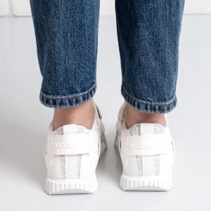 Дамски маратонки в бяло