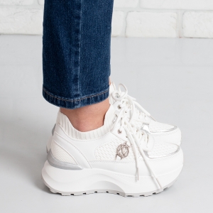 Дамски маратонки в бяло