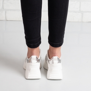 Дамски маратонки в бяло и сребристо