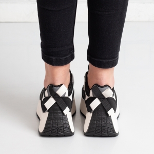 Дамски маратонки в черно