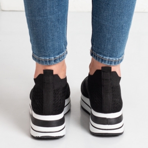 Дамски маратонки в черно