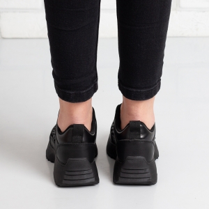 Дамски маратонки в черно