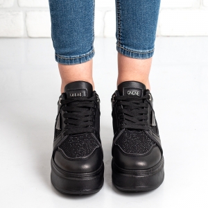 Дамски маратонки в черно