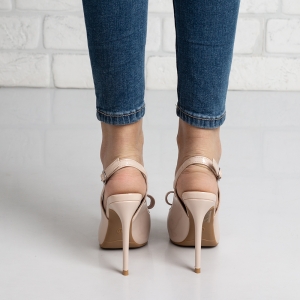 Дамски обувки на ток в бежово