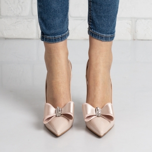 Дамски обувки на ток в бежово