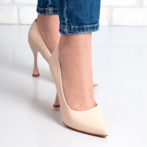 Дамски обувки на ток в бежово