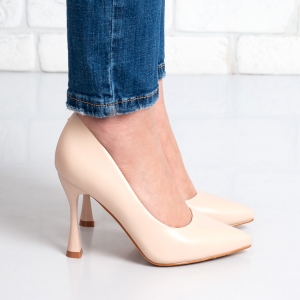 Дамски обувки на ток в бежово