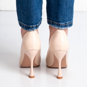 Дамски обувки на ток в бежово