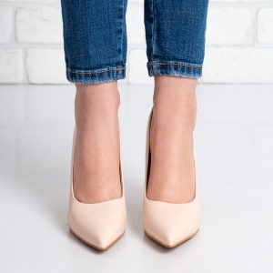 Дамски обувки на ток в бежово