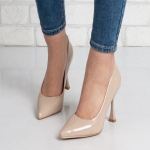 Дамски обувки на ток в бежово
