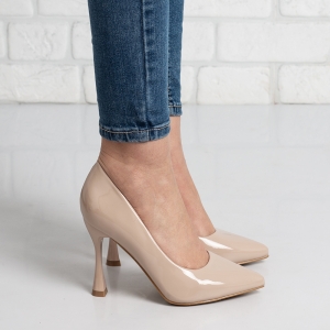 Дамски обувки на ток в бежово