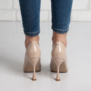 Дамски обувки на ток в бежово