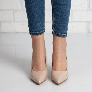 Дамски обувки на ток в бежово