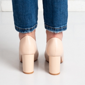 Дамски обувки на ток в бежово